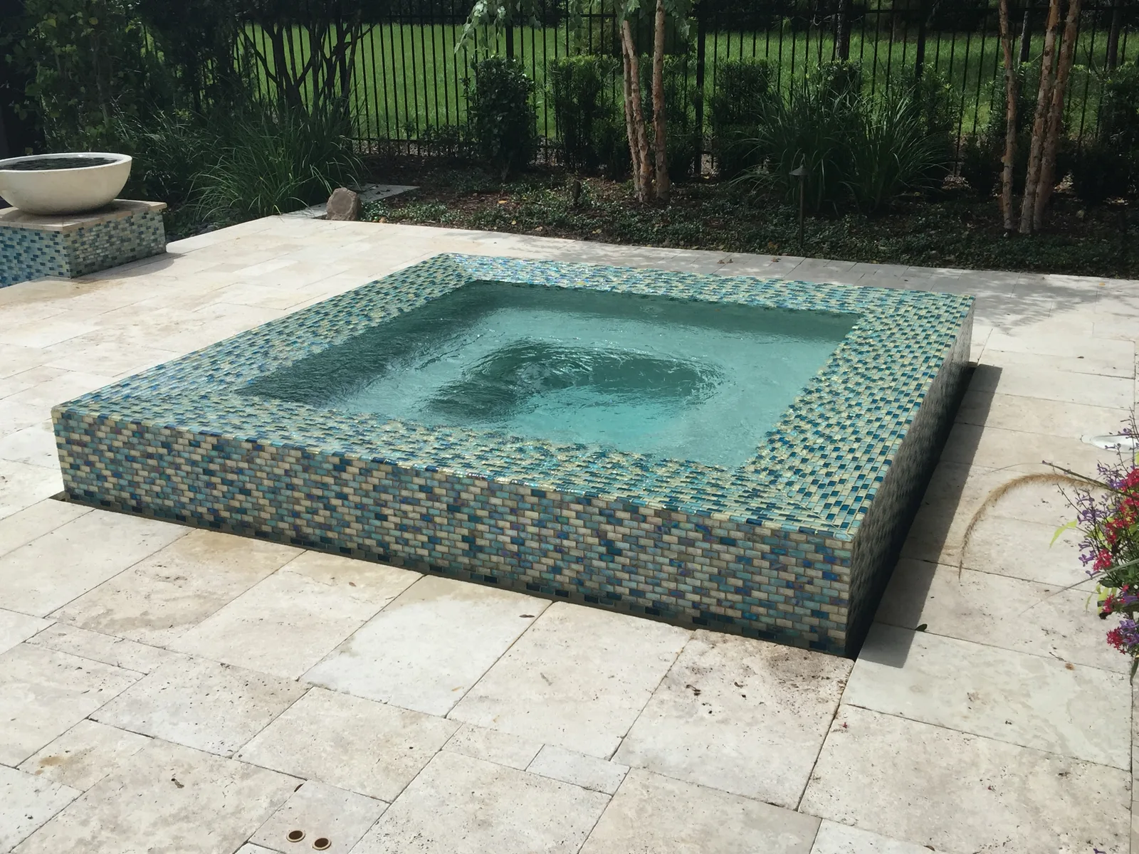 Travertine pool deck glass tile spa – Luxury Pool Estate by Kancor Companies, Orlando, FL